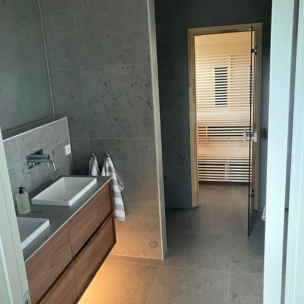 Inspiration för badrumsrenovering i Göteborg – minimalistisk design och glasväggar