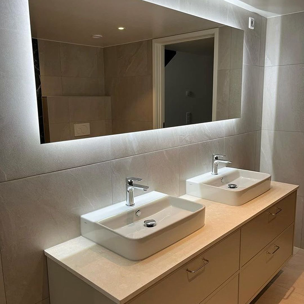 Funktionell badrumsrenovering Göteborg – barnvänligt badrum med gott om förvaring