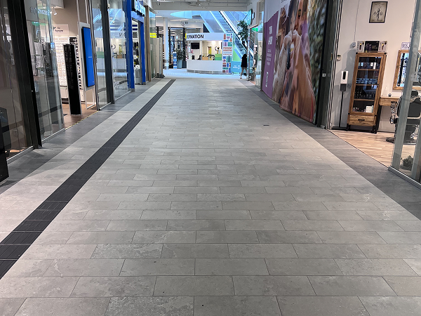 Plattläggning av drygt 4000 kvm i Allums galleria på uppdrag av Bygg & Konsult i Väst. Bild 3